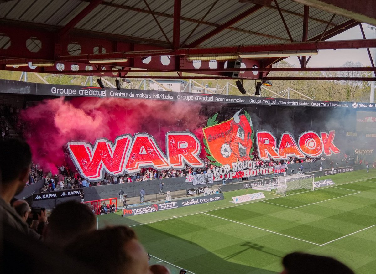 MeteoFootMaps's tweet photo. 🔥 Magnifique tifo GUINGAMPAIS en ouverture du derby face au FC Lorient !!

@EAGuingamp

#EAGFCL #Ligue2 #Ligue1 https://t.co/LxnD6zv14H