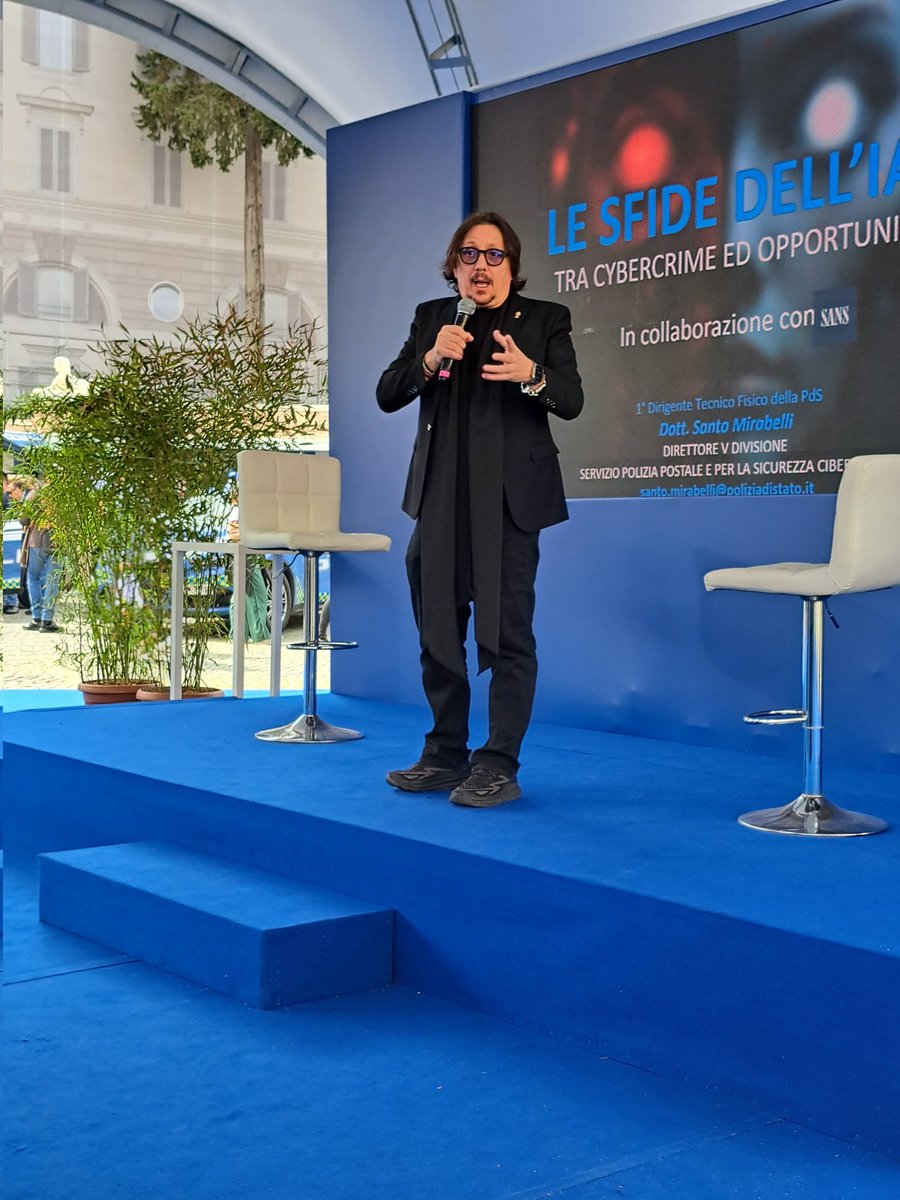 poliziadistato's tweet photo. #Oscad e #PoliziaPostale parlano a ragazzi dei rischi del web e odio online.
Nel 2° incontro ospite il poliziotto ad honorem @marcocc per parlare di AI e nuove frontiere tecnologiche 
https://t.co/emgOMs9r7f
173° #AnniversarioPolizia #12aprile #essercisempre https://t.co/HNGtEQ3DDh