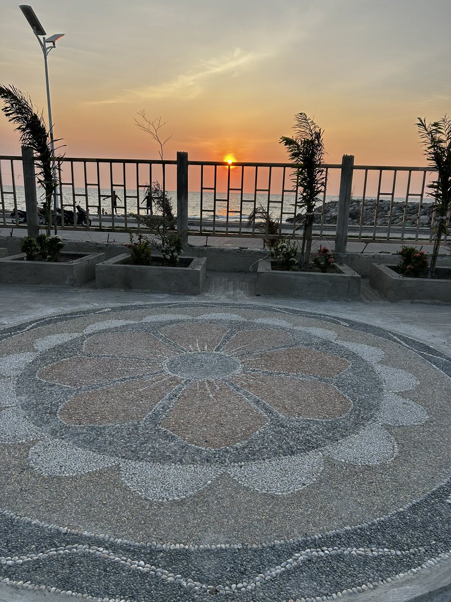 BudRante's tweet image. Sunset @ #beach
#MBLC Metro  Baguio #Lions Club 
District 301C
3rd #charity work 4 APHRIL 
(Quadriplegic n #Blind) girl
2nd #Environmental beach cleanup

Owner Pres Ray Olarte
&amp;amp; Dr. Annie✅Annie’s Place #Agoo Launion

@TVPatrol @gmanews @cnnbrk
#PBBM @tsuperdaddy @GregSison0812