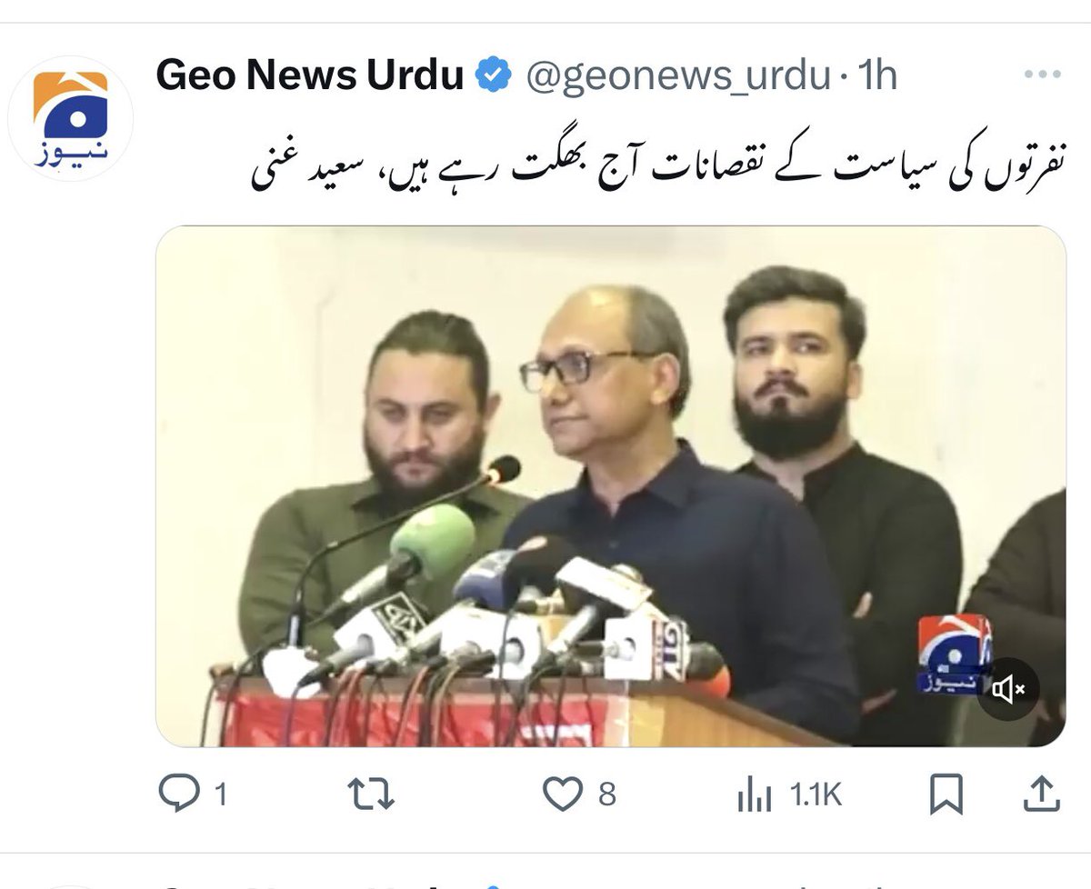 QasimAliRaza90's tweet photo. جاگیرداروں اور وڈیروں کی نسل پرست جماعت @PPP_Org کے سڑک چھاپ سعید غنی نے کراچی کے عوام پر بہتان تراشی کرتے ہوئے تاریخی حقائق کو جھٹلانے کی کوشش کی ہے جبکہ 1972 میں صوبہ سندھ میں مہاجروں اور سندھیوں کے درمیان نفرتیں ،لسانی تفریق اور لسانی فسادات کی بنیاد رکھنے والی خود پیپلز پارٹی ہے۔

لہٰذا سعید غنی خاصخیلی کو آئینہ دکھانا اور انہیں انکی  اوقات یاد دلانا بہت ضروری ہے کیونکہ پیپلزپارٹی اب منافقت میں جماعت اسلامی کومات دینے کی کوشش کررہی ہے۔

پیپلزپارٹی کا ماضی اور حال دہشت گردی اور قتل وغارتگری سے آلودہ ہے اس تناظر میں سعید غنی اور پی پی پی دیگر سڑک چھاپ منافقوں سے چند سوالات:

1- پی آئی اے کا طیارہ ہائی جیک کرنےاور آئل ریفائنری پر راکٹوں سے حملہ کرنے میں الذوالفقار نامی دہشت گرد تنظیم کا تعلق کس جماعت سے ہے؟
2- کراچی کے مہاجر نوجوانوں کے ماورائے عدالت قتل میں کون سی جماعت ملوث ہے؟
3- ایم کیوایم کے کارکنان کو جیلوں سے نکال کر کس نے جعلی پولیس مقابلوں میں قتل کرایا؟
4- مہاجر نوجوانوں کے ماورائے عدالت قتل پر سفاک قاتل راؤ انوار کو انعامی رقم کس نے دی تھی؟
5- مہاجر نوجوانوں کے قتل میں ملوث راؤانوار کو”بہادر” اور “ہمارا بچہ “ کس نے کہا تھا؟
6- پیپلزپارٹی کے صدر فاروق لغاری نے 1996ء میں بے نظیر بھٹو کی حکومت کیوں برطرف کی تھی؟ 
7- بے نظیر بھٹو کے دور حکومت میں میر مرتضیٰ بھٹو کا قتل کس نے کرایا؟
8- شہداء قبرستان جاکر مہاجر نوجوانوں کے ماورائے عدالت قتل پر معافی کس نے مانگی تھی؟ 
9- لیاری گینگ کی نام نہاد امن کمیٹی کے سرغنہ عذیر بلوچ اور دیگر دہشت گردوں میں کلاشنکوف بانٹنے والا ذوالفقار مرزا کس جماعت کا وزیرداخلہ تھا؟
10- کراچی میں مہاجر نوجوانوں کو شناختی کارڈ دیکھ کر بسوں اور ویگنوں سے اتار کر بیدر دی سے قتل کرنے والے نام نہاد امن کمیٹی کے دہشت گردوں کی سرپرستی کونسی جماعت کرتی رہی؟
11- لیاری میں رینجرز اہلکاروں کے قتل میں کون ملوث تھا؟ 12- لیاری میں مخالفین کوقتل کرکے انکے سروں سے فٹبال کھیلنے والے دہشت گردوں کو کس کی حمایت حاصل تھی؟
13- 27دسمبر 2007ء کو پنڈی میں بے نظیر بھٹو کے قتل پر کراچی سمیت سندھ بھر مہاجروں کے قتل عام، جلاؤ گھیراؤاور لوٹ مار کرنے والے دہشت گردوں کا تعلق کس جماعت سے ہے؟
14- ان دہشت گردوں کے خلاف مقدمات 2008میں بیک جنبش قلم کس جماعت کے وزیراعلی سندھ نے ختم کرائے؟
15- فریال تالپور اور قائم علی شاہ سمیت پیپلزپارٹی کے لیڈران لیاری جاکر عذیر بلوچ سے کیوں ملاقاتیں کرتے رہے؟
16- لاڑکانہ میں رینجرز اہلکاروں کو یرغمال بناکر ان کا اسلحہ ضبط کرنے والوں کی سرپرستی کرنے والا کس جماعت کا وزیرداخلہ تھا؟
17- اندرون سندھ میں صحافیوں کے قتل میں کونسی جماعت ملوث ہے؟ 
18- کراچی کے علاقے ملیر میں سندھی نوجوان ناظم جوکھیو کے قتل میں ملوث رکن قومی اوررکن صوبائی اسمبلی کا تعلق کس جماعت سے تھا؟

نیک پروین سعید غنی !! 
اگر تم میں زرہ برابر بھی شرم ہے تو میرے ان سوالوں کا درست جواب دینا ورنہ آئندہ اپنا غلیظ منہ بند رکھنا۔