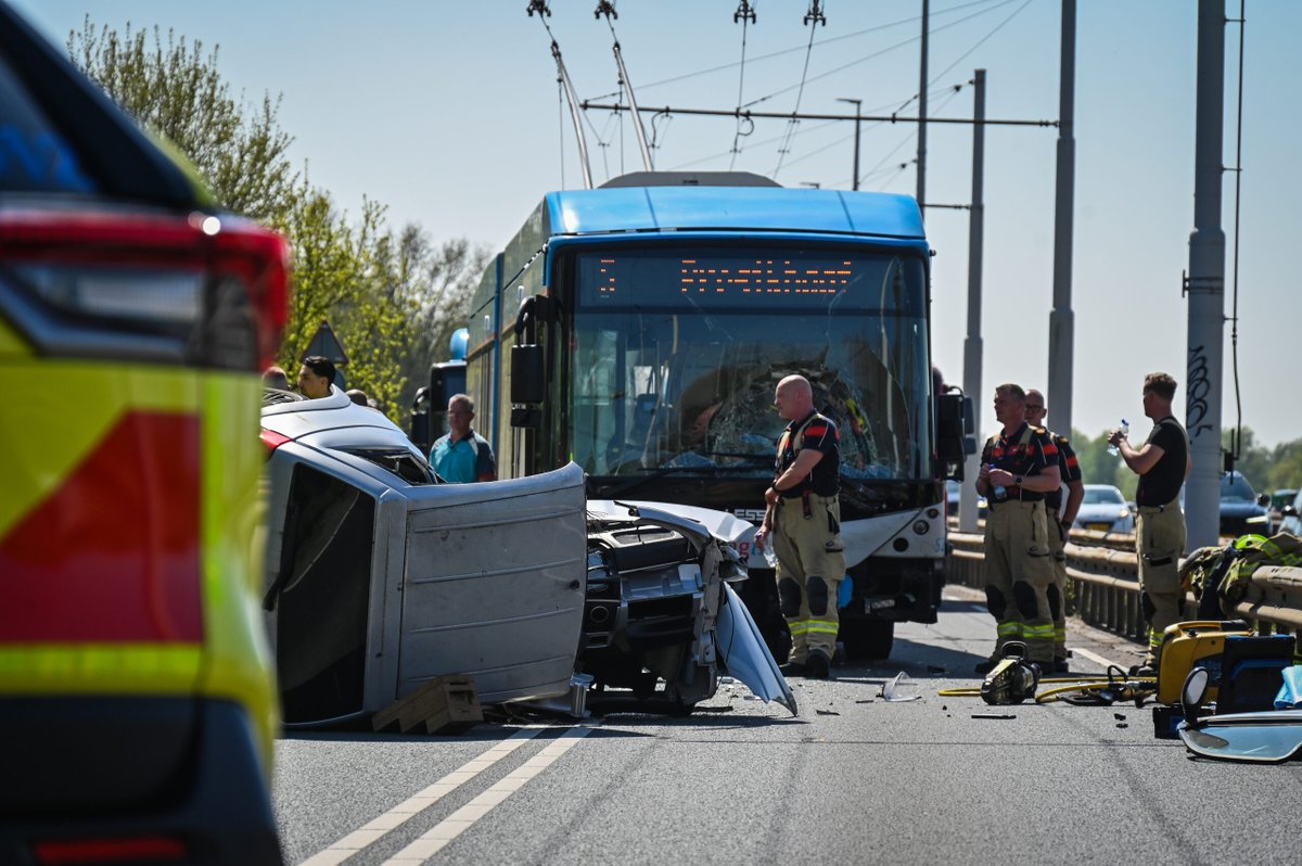 Auto belandt op zijkant na botsing met trolleybus