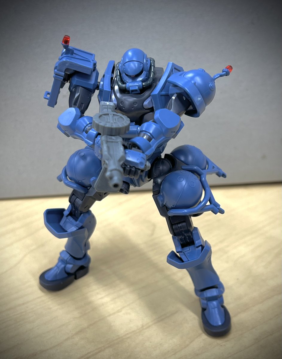 軍警ザク、肩の可動域が凄いので昔のザクしか作ったことしかない身から