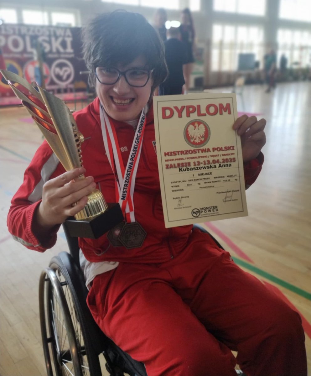 KamilKusier's tweet image. Znowu to zrobiła! Ania Kubaszewka trzykrotną mistrzynią Polski w wyciskaniu sztangi leżąc #benchpress. Ania nie miała sobie równych i z Zalesia wraca z trzema złotymi medalami i jednym brązowym! Rekord Polski 80 kg, który również do Ani należy, wyrównany! 🏅