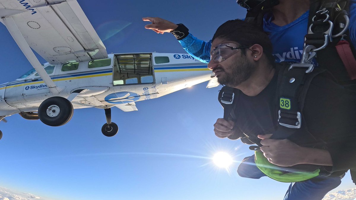 rply2nk's tweet photo. #skydive #GT #RCB https://t.co/vxOJEr8zQc
