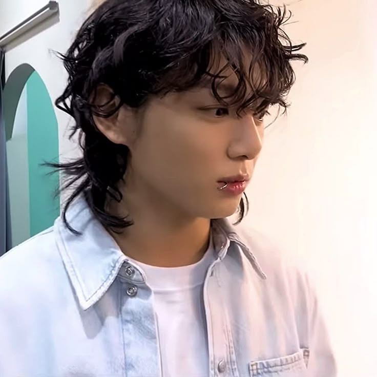 adoregukie's tweet photo. Curly mullet Jungkook https://t.co/ugR3PHcDAY