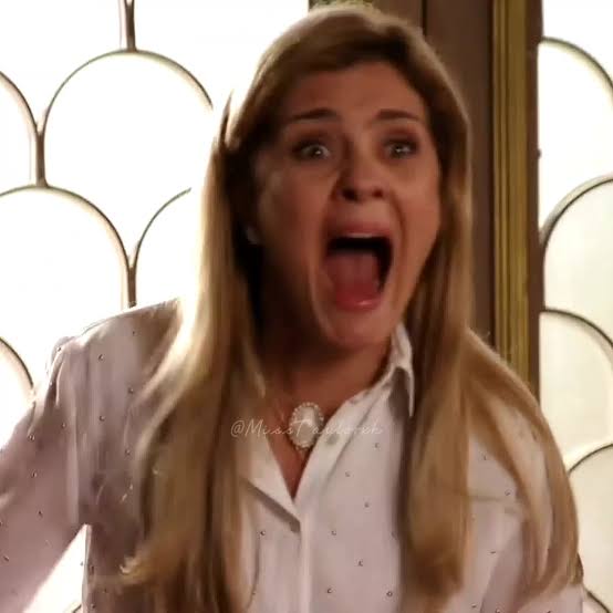 caaafarias's tweet photo. Momento das fofocas de sexta e essa merda do whatsapp caiu, Infernoooooooo! https://t.co/JhV83wpxo6