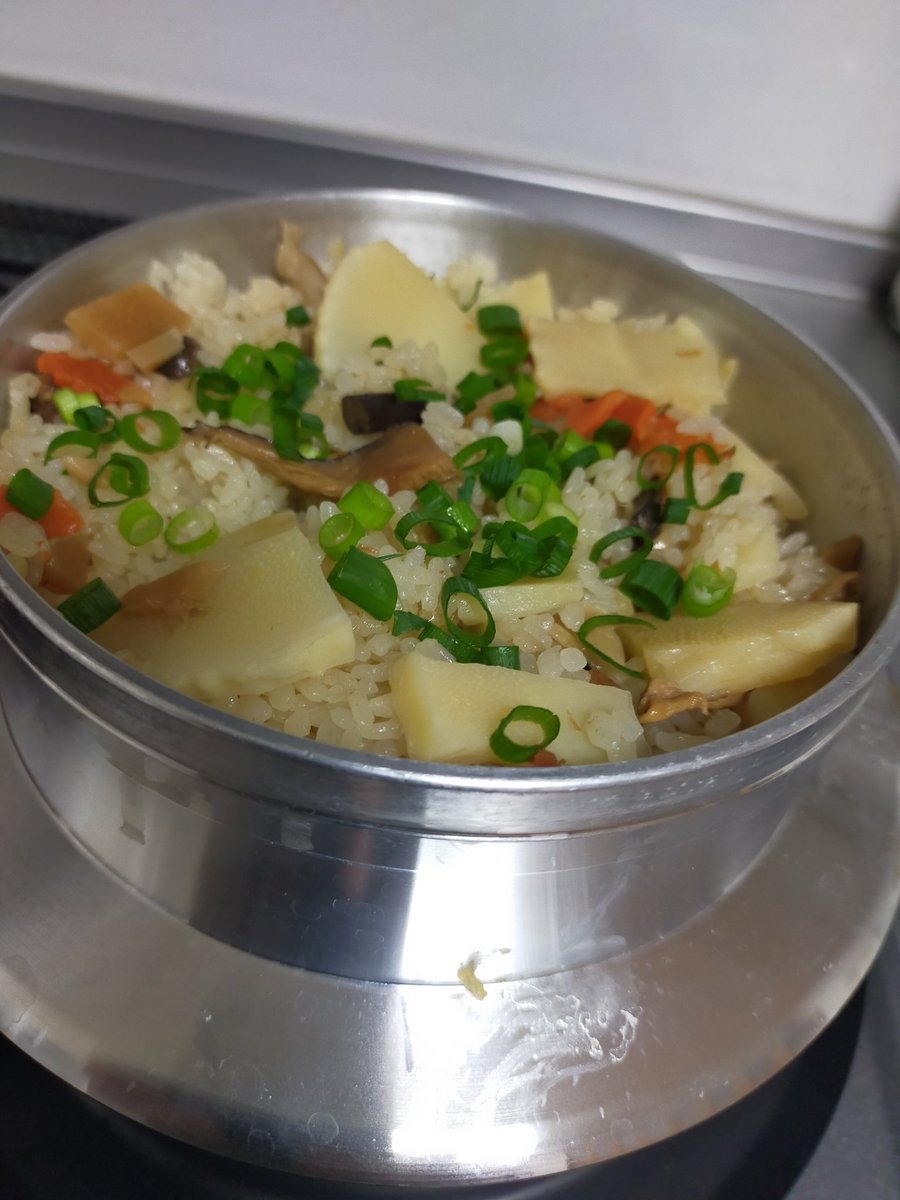ukii1969's tweet photo. たけのこご飯炊いた🤠
釜炊きはめちゃ美味い👌👌

＃たけのこご飯 https://t.co/fELZMRhX9R