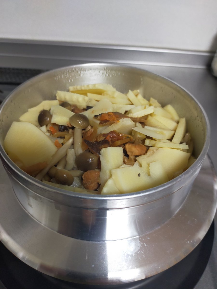 ukii1969's tweet photo. たけのこご飯炊いた🤠
釜炊きはめちゃ美味い👌👌

＃たけのこご飯 https://t.co/fELZMRhX9R