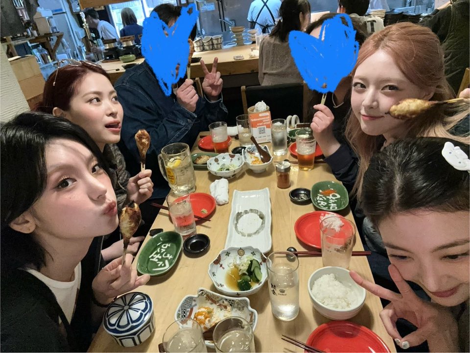 MIDCYS's tweet photo. itzy currently drinking outside meanwhile chaeryeong is nowhere to be found 😭 https://t.co/bztErwnXLT