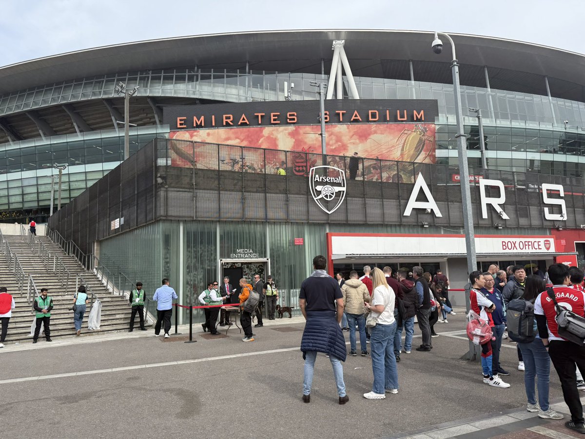 Arsenal vs Brentford - very much calm after the storm of Tuesday night. 

Looking forward to the set piece battle here. Nico Jover against his former employers. 

Live blog from the Emirates with <a href="/OliverYew/">Oliver Yew</a>: skysports.com/football/arsen…

 #AFC #BrentfordFC