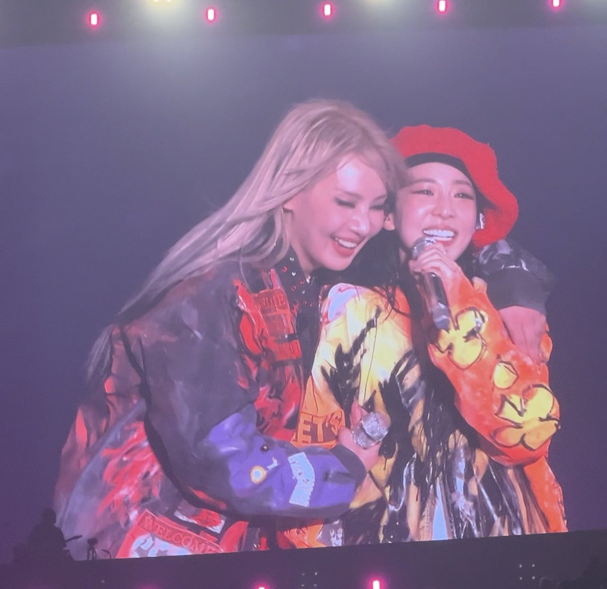 2NE1Chaerry's tweet photo. Chaera 😍😍😍

#WELCOMEBACKinSEOUL_FINALE
#투애니원_우리_다시_만나는_그날까지_안녕 https://t.co/cnoOUdiEBV