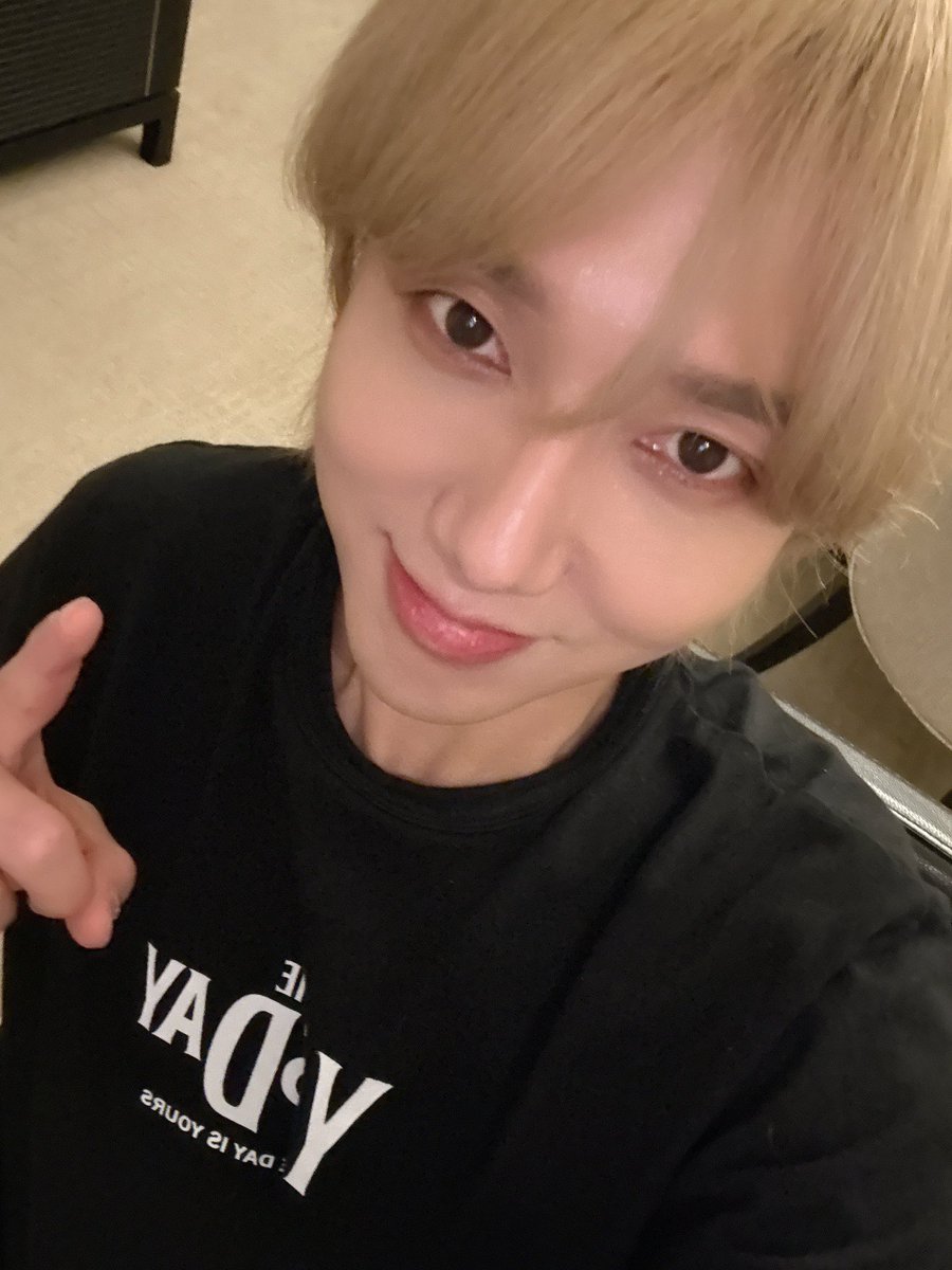 shfly3424's tweet photo. 이번 투어 잘 끝냈어 ~~ 
다음주 2025년의 봄의 시작 그리고 우리의 콘서트 많은 관심 부탁해 ~~ 잘 준비해놓을께 😉 @YESUNG_smtown https://t.co/x7VV4ii21B