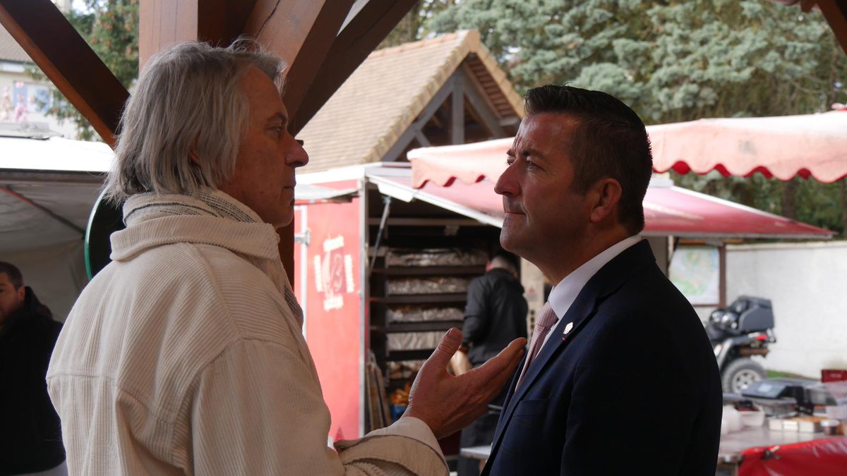 KARLOLIVE's tweet photo. Tous les samedis, au marché d’#Orgeval, je retrouve les habitants de ce village chaleureux de 6 849 habitants, au cœur de la #Circo7812 🤝

Des échanges directs, sincères et essentiels pour relayer fidèlement les préoccupations des Français à l’Assemblée nationale ! 🇫🇷

Au coeur des échanges, la réforme de la TVA décidée par le gouvernement, qui prévoit d’abaisser drastiquement le seuil de franchise de TVA pour les auto-entrepreneurs à 25 000 € à partir du 1er juin prochain 🗓️

J’ai réaffirmé mon soutien le plus entier aux auto-entrepreneurs qui sont des acteurs incontournables de notre économie locale ! 🗣️

C'était également l'occasion de passer le bonjour au Maire, Hervé Charnallet, mais aussi aux commerçants de proximité qui font vivre le cœur de ce village ! 😁