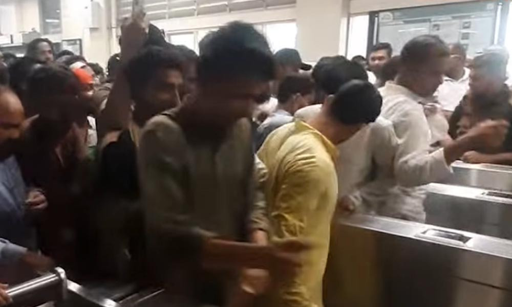 যাত্রীর চাপে টিকিট ছাড়াই ভ্রমণ চলছে মেট্রো রেলে