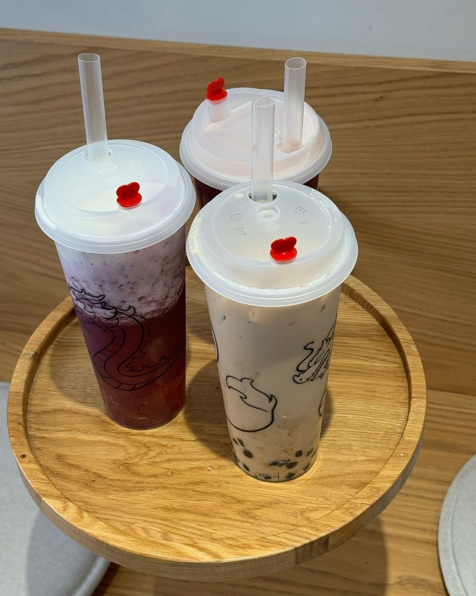 Vikramsingh678's tweet photo. "Enjoying a delightful cup of bubble tea in Dadar, Mumbai. A perfect burst of flavor and fun in every sip.  
#BubbleTeaLovers 
#DadarDelights 
#TasteTheJoy" https://t.co/hynJjDWQbw