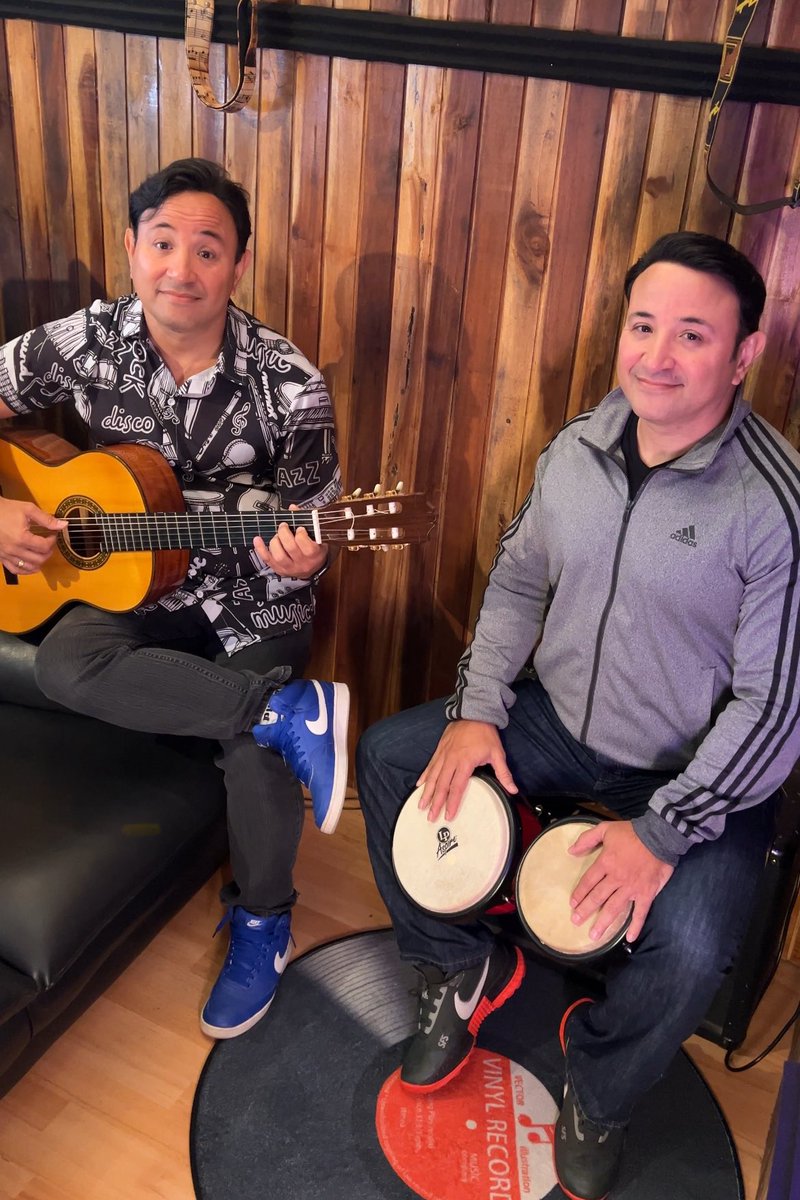 Hoy es nuestro cumpleaños!
Ya son 57 y viene siendo hora de aceptar la adultez y ponerse serios. 

NO QUE VA !

…que siga la gozadera !

(A ver si adivinan quien es quien en esta foto)