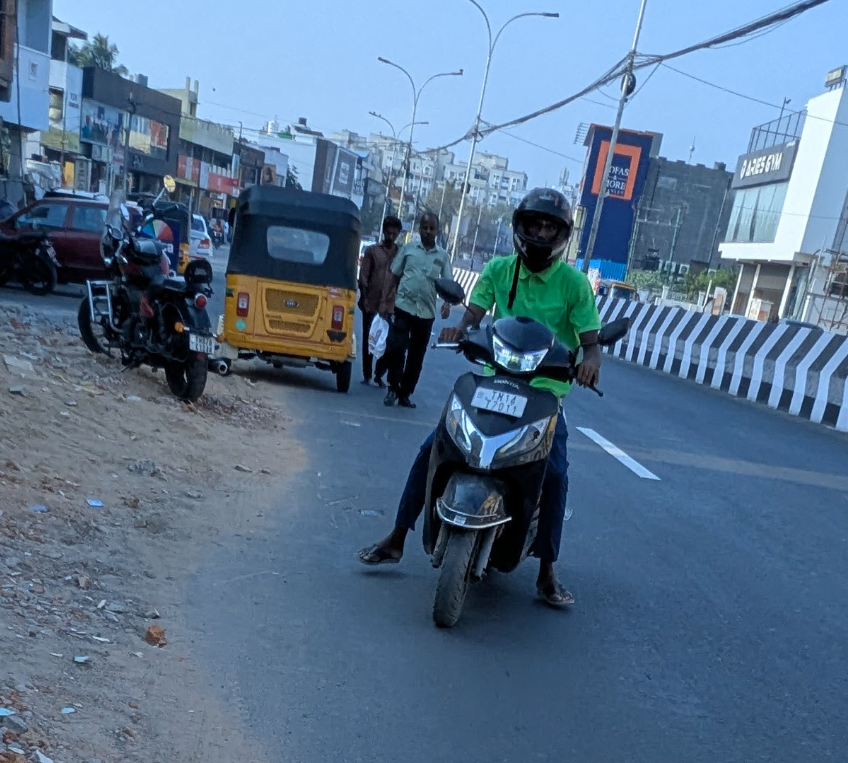 ArchitectSam76's tweet photo. Wrong Side Drive - TN 14 T 7011, TN 07 BX 5861, TN14 AL 8100, 
Wrong Side Drive without Helmet - TN07 CF 2559. 
Traffic Violations #ECR #Kottivakkam #12April @ChennaiTraffic https://t.co/Fgp0UendUV