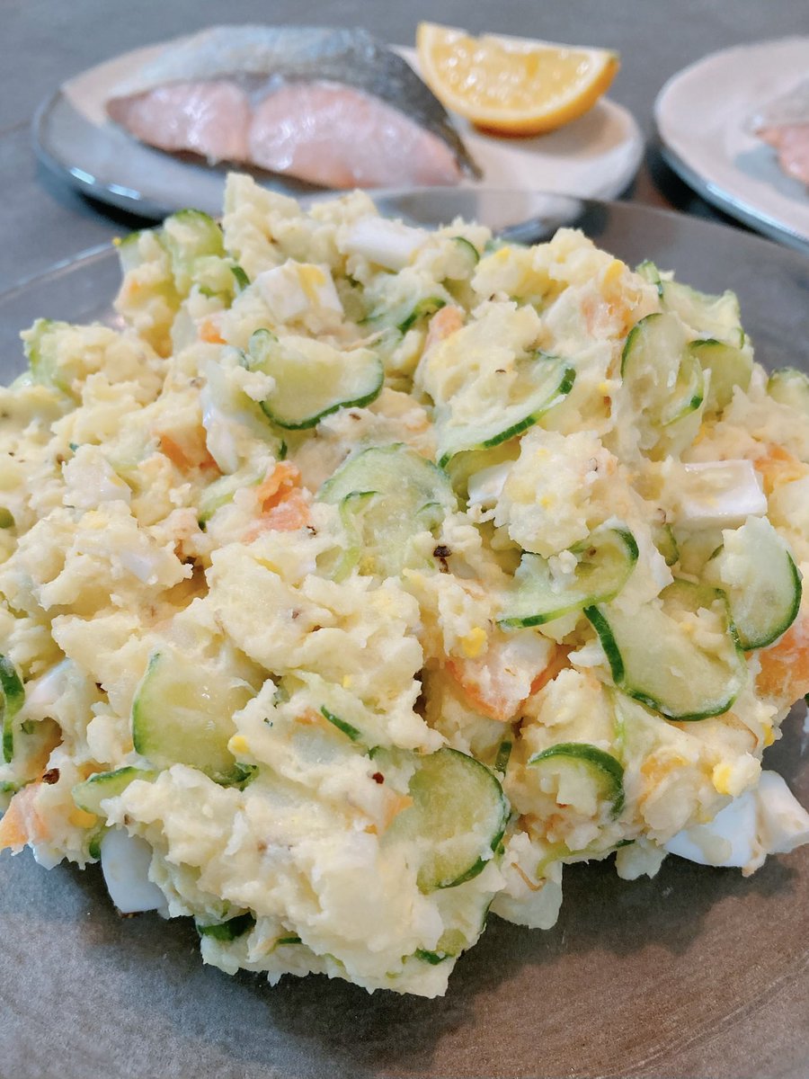 mirokunotane_32's tweet photo. 晩ご飯のサイドメニュー
ポテトサラダです🥔🥒🥕🥚
ここ何年かは柳川かおりさんのレシピがお気に入り✨
ポイントはジャガイモを潰した後に お酢とお砂糖を加えること…
そうすることでマヨネーズの量を減らせます☺️
味のベースは #非加熱長期熟成天日塩®︎ です♪
#CALSEED
#すくねっと https://t.co/lo2A4b3uXI
