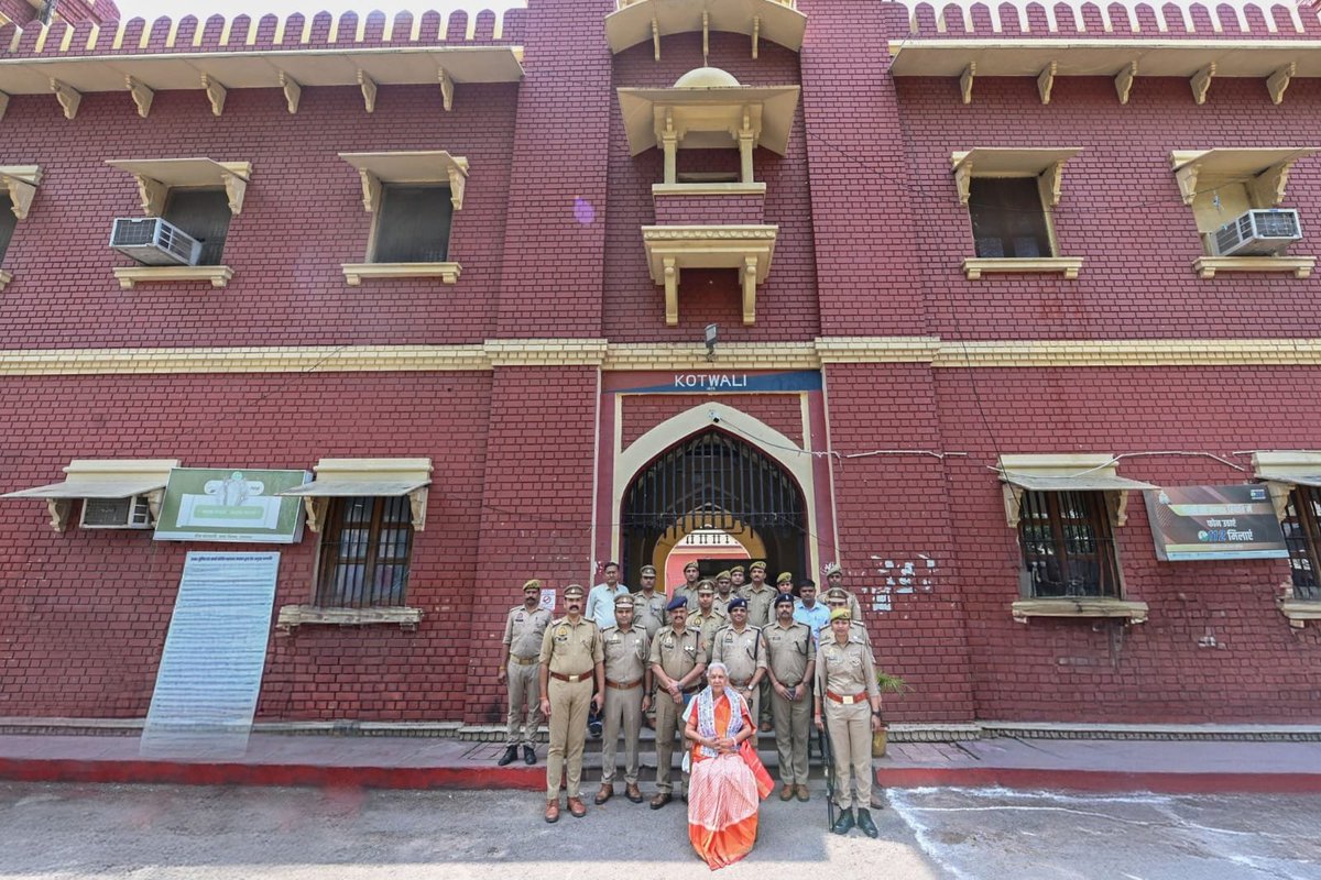 bstvlive's tweet photo. 🚨 लखनऊ: राज्यपाल ने कोतवाली चौक का निरीक्षण 🚨
🔍 महिला हेल्प डेस्क और प्रार्थना पत्रों की जांच की
📂 कार्यालय कक्षों और अभिलेख कक्ष का अवलोकन किया
🧼 स्वच्छता और नागरिक सुविधाओं की उपलब्धता देखी
👮♀️ पुलिसकर्मियों से बातचीत की
#Lucknow #GovernorInspection #PoliceStation @anandibenpatel @lkopolice