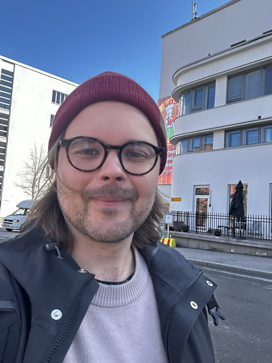 343 viihtyisän, elinvoimaisen ja turvallisen Tampereen puolesta

Kiitos. Tähän päättyi kampanjani. Mikä helpotus pitkän työn päätteeksi. Nyt lepoa ja huomenna jännitetään.

Kuvassa väsynyt mutta helpottunut Nevanperä palaa kotiinsa jaettuaan viimeisen flaikkunsa