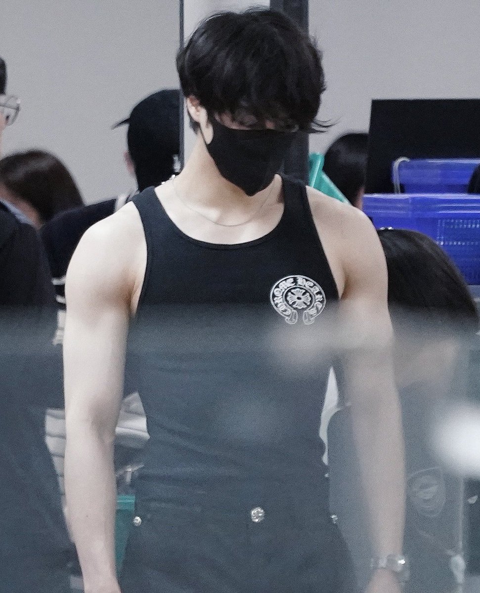 JENO PITS AND BICEPS IN A BLACK TANK TOP IS SUCH A SERVE 🥵