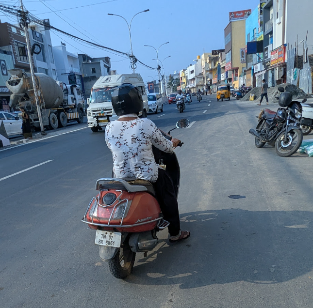 ArchitectSam76's tweet photo. Wrong Side Drive - TN 14 T 7011, TN 07 BX 5861, TN14 AL 8100, 
Wrong Side Drive without Helmet - TN07 CF 2559. 
Traffic Violations #ECR #Kottivakkam #12April @ChennaiTraffic https://t.co/Fgp0UendUV