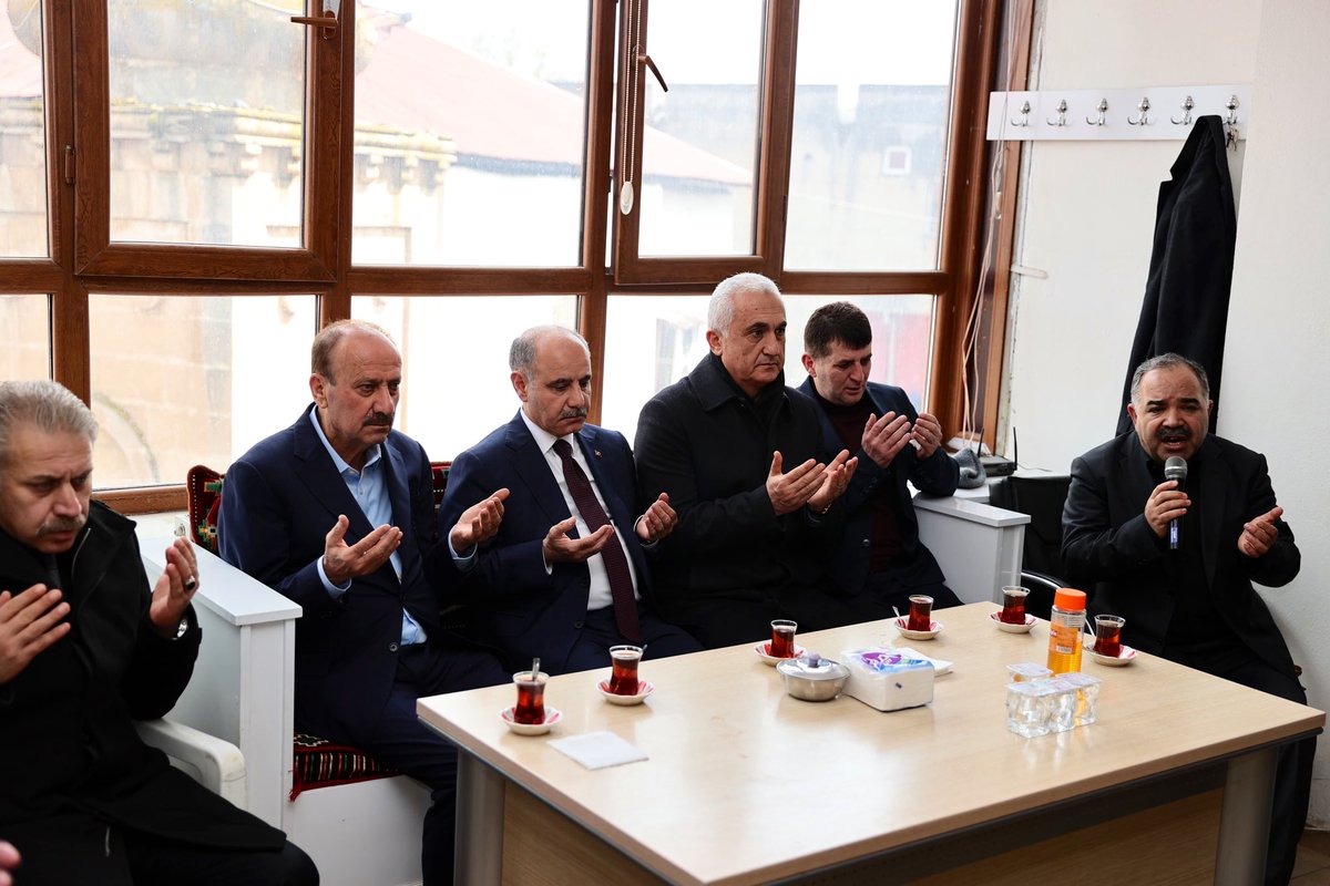 mehmetaktas023's tweet photo. 📍Muş | Hasköy

Yıllarca Hasköy’e ve Muş’a hizmet eden, dürüstlüğü ile her birimizin gönüllerinde taht kuran, Kanaat Önderi, kadim ve değerli dostum, önceki dönem Muş Hasköy Belediye Başkanımız Hikmet Karayel ağabeyimin vefatı nedeni ile derin bir üzüntü içerisindeyiz.

Hasköylü dostlarımızla beraber taziyesinde bulunduk. 

Merhum Hikmet Karayel ağabeyime Allah’tan rahmet, kederli ailesine, yakınlarına, sevenlerine ve tüm Muşlu ve Hasköylü hemşerilerimize başsağlığı ve sabır diliyorum.

Rabbim, gani gani rahmet eylesin. Mekânı cennet olsun.