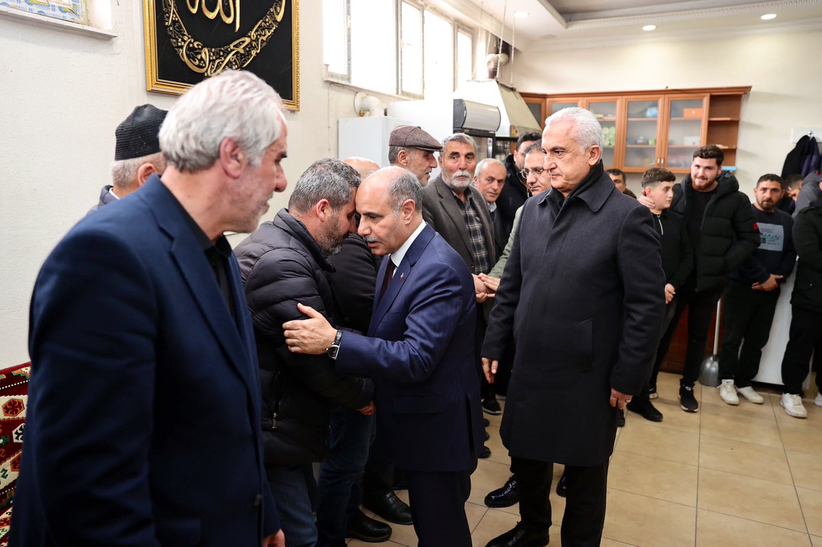 mehmetaktas023's tweet photo. 📍Muş | Hasköy

Yıllarca Hasköy’e ve Muş’a hizmet eden, dürüstlüğü ile her birimizin gönüllerinde taht kuran, Kanaat Önderi, kadim ve değerli dostum, önceki dönem Muş Hasköy Belediye Başkanımız Hikmet Karayel ağabeyimin vefatı nedeni ile derin bir üzüntü içerisindeyiz.

Hasköylü dostlarımızla beraber taziyesinde bulunduk. 

Merhum Hikmet Karayel ağabeyime Allah’tan rahmet, kederli ailesine, yakınlarına, sevenlerine ve tüm Muşlu ve Hasköylü hemşerilerimize başsağlığı ve sabır diliyorum.

Rabbim, gani gani rahmet eylesin. Mekânı cennet olsun.