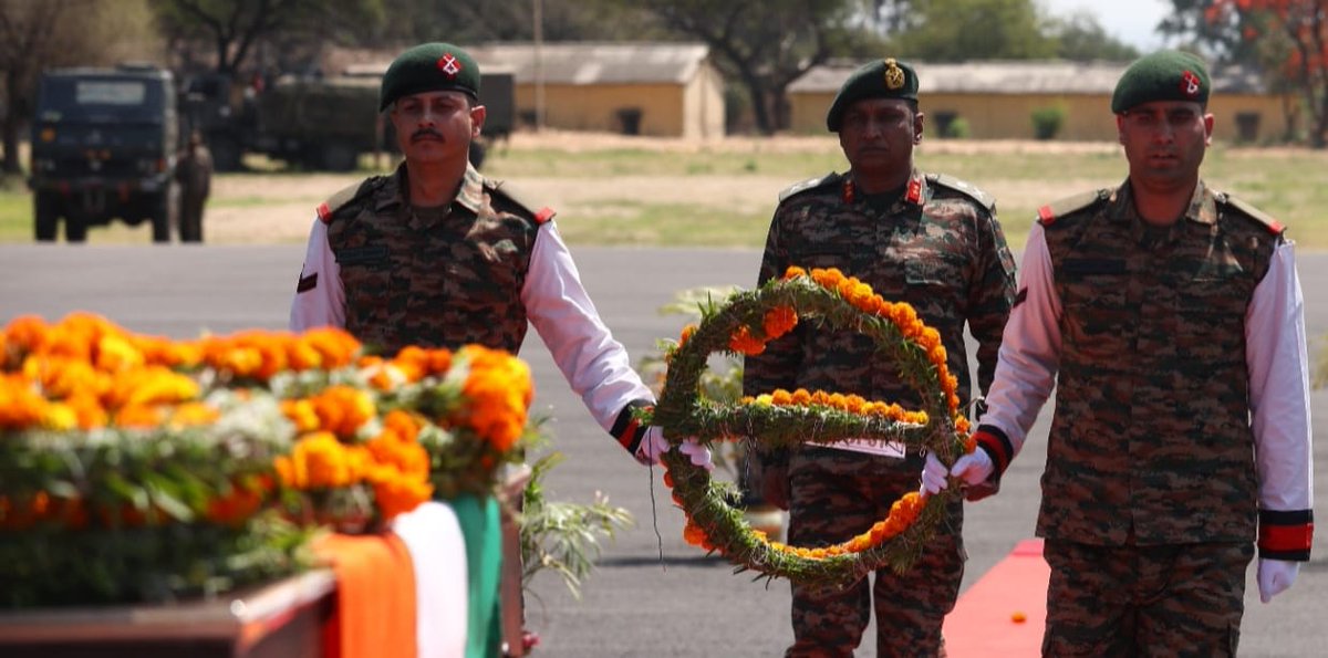 prodefencejammu's tweet photo. In a solemn wreath-laying ceremony,#GOC 
#CrossSwordsDivision laid a wreath at #Akhnoor to pay homage to #Braveheart Sub Kuldeep Chand who laid down his life in the line of duty while gallantly leading a #CounterInfiltration operation on  LoC in #Sunderbani (J&amp;K)

@Whiteknight_IA https://t.co/dVM4CQPhax