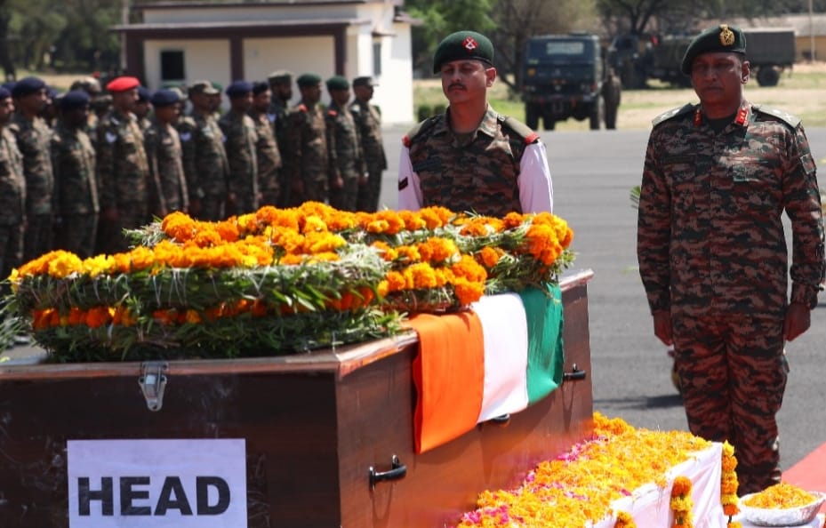 prodefencejammu's tweet photo. In a solemn wreath-laying ceremony,#GOC 
#CrossSwordsDivision laid a wreath at #Akhnoor to pay homage to #Braveheart Sub Kuldeep Chand who laid down his life in the line of duty while gallantly leading a #CounterInfiltration operation on  LoC in #Sunderbani (J&amp;K)

@Whiteknight_IA https://t.co/dVM4CQPhax