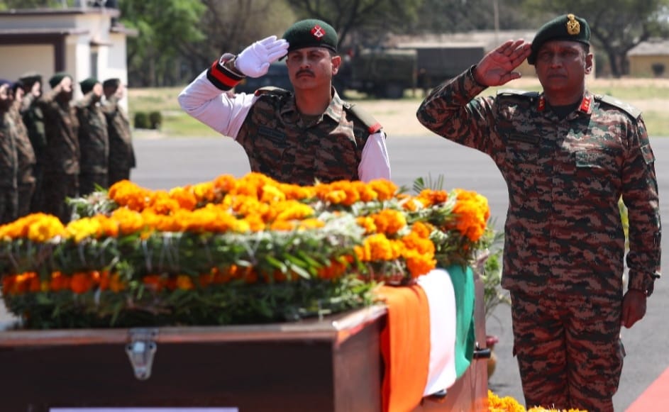 prodefencejammu's tweet photo. In a solemn wreath-laying ceremony,#GOC 
#CrossSwordsDivision laid a wreath at #Akhnoor to pay homage to #Braveheart Sub Kuldeep Chand who laid down his life in the line of duty while gallantly leading a #CounterInfiltration operation on  LoC in #Sunderbani (J&amp;K)

@Whiteknight_IA https://t.co/dVM4CQPhax
