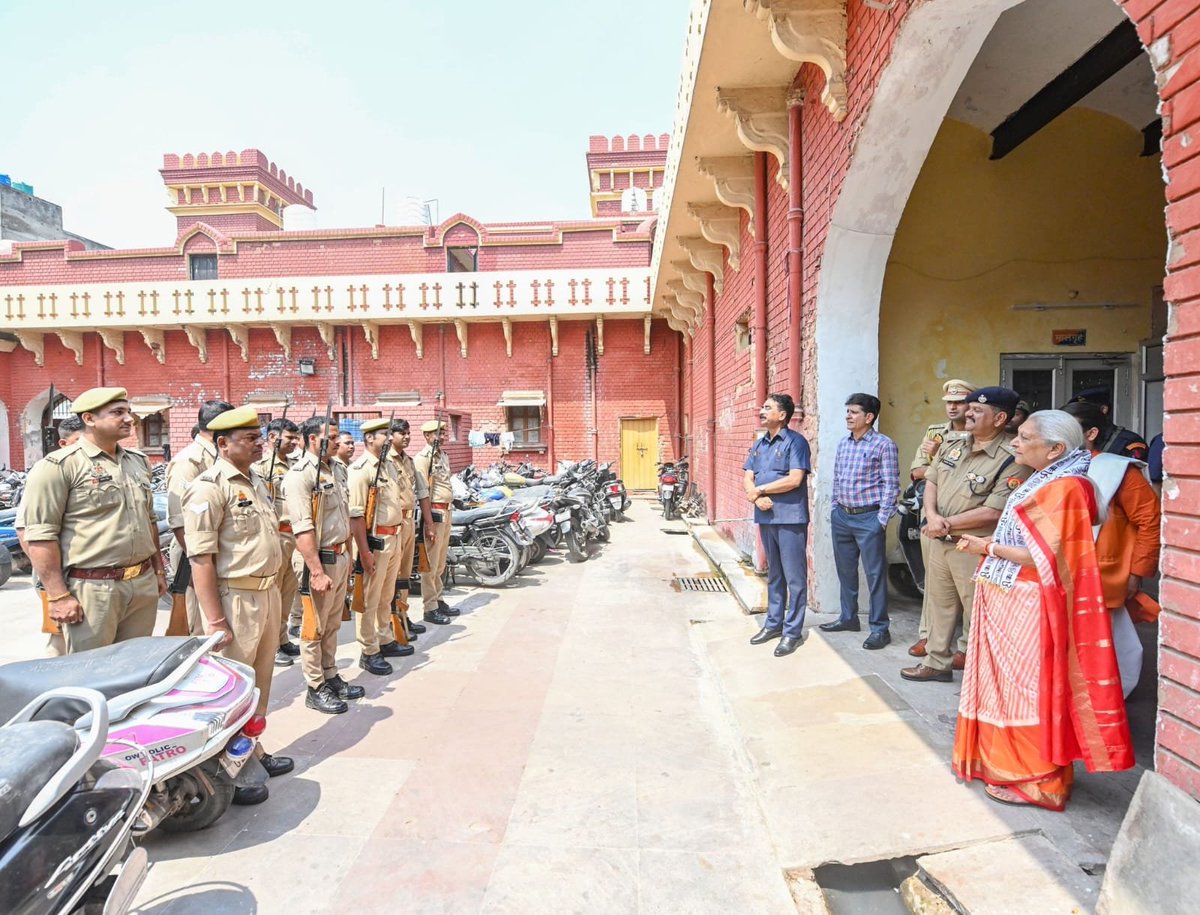 bstvlive's tweet photo. 🚨 लखनऊ: राज्यपाल ने कोतवाली चौक का निरीक्षण 🚨
🔍 महिला हेल्प डेस्क और प्रार्थना पत्रों की जांच की
📂 कार्यालय कक्षों और अभिलेख कक्ष का अवलोकन किया
🧼 स्वच्छता और नागरिक सुविधाओं की उपलब्धता देखी
👮♀️ पुलिसकर्मियों से बातचीत की
#Lucknow #GovernorInspection #PoliceStation @anandibenpatel @lkopolice