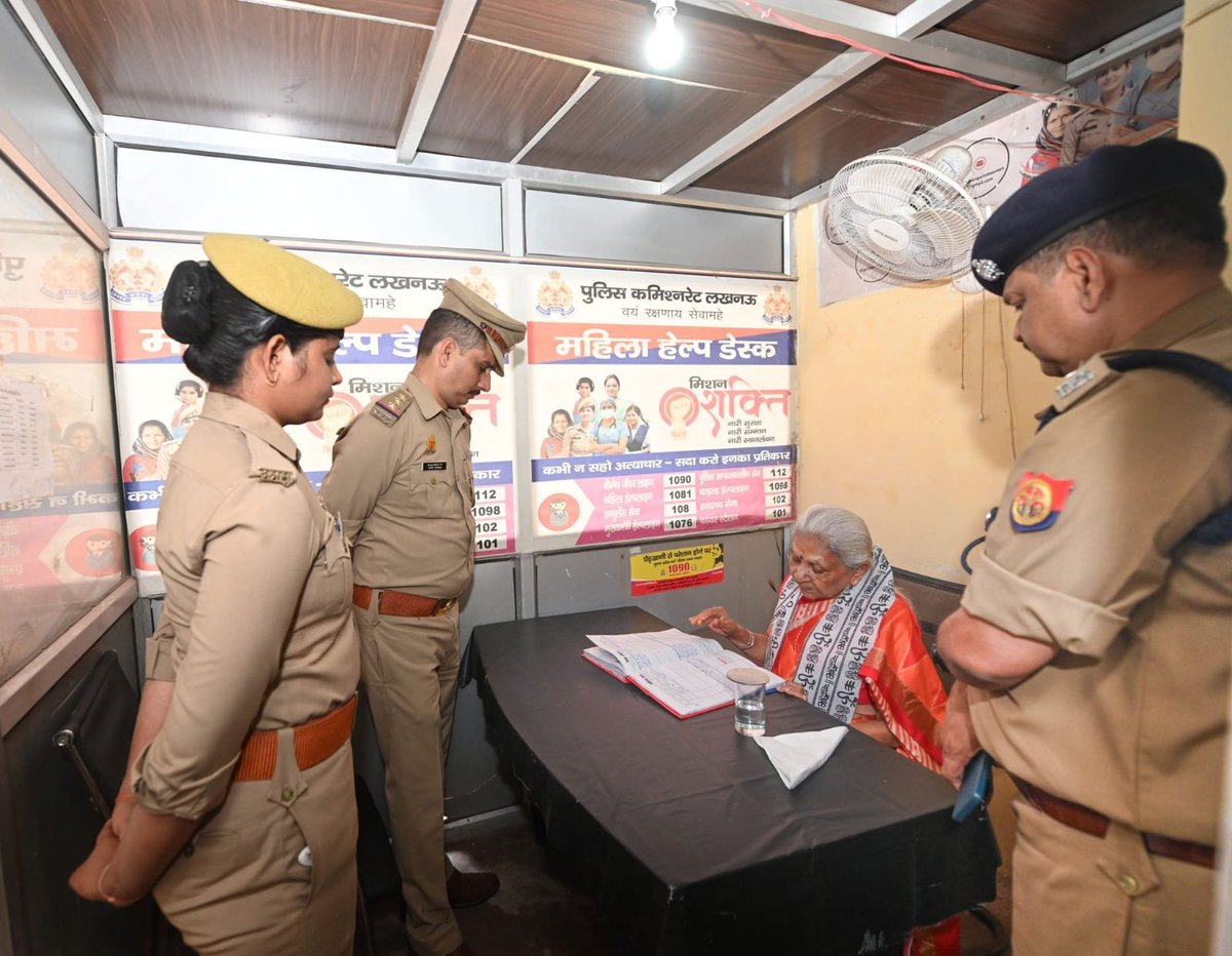 bstvlive's tweet photo. 🚨 लखनऊ: राज्यपाल ने कोतवाली चौक का निरीक्षण 🚨
🔍 महिला हेल्प डेस्क और प्रार्थना पत्रों की जांच की
📂 कार्यालय कक्षों और अभिलेख कक्ष का अवलोकन किया
🧼 स्वच्छता और नागरिक सुविधाओं की उपलब्धता देखी
👮♀️ पुलिसकर्मियों से बातचीत की
#Lucknow #GovernorInspection #PoliceStation @anandibenpatel @lkopolice