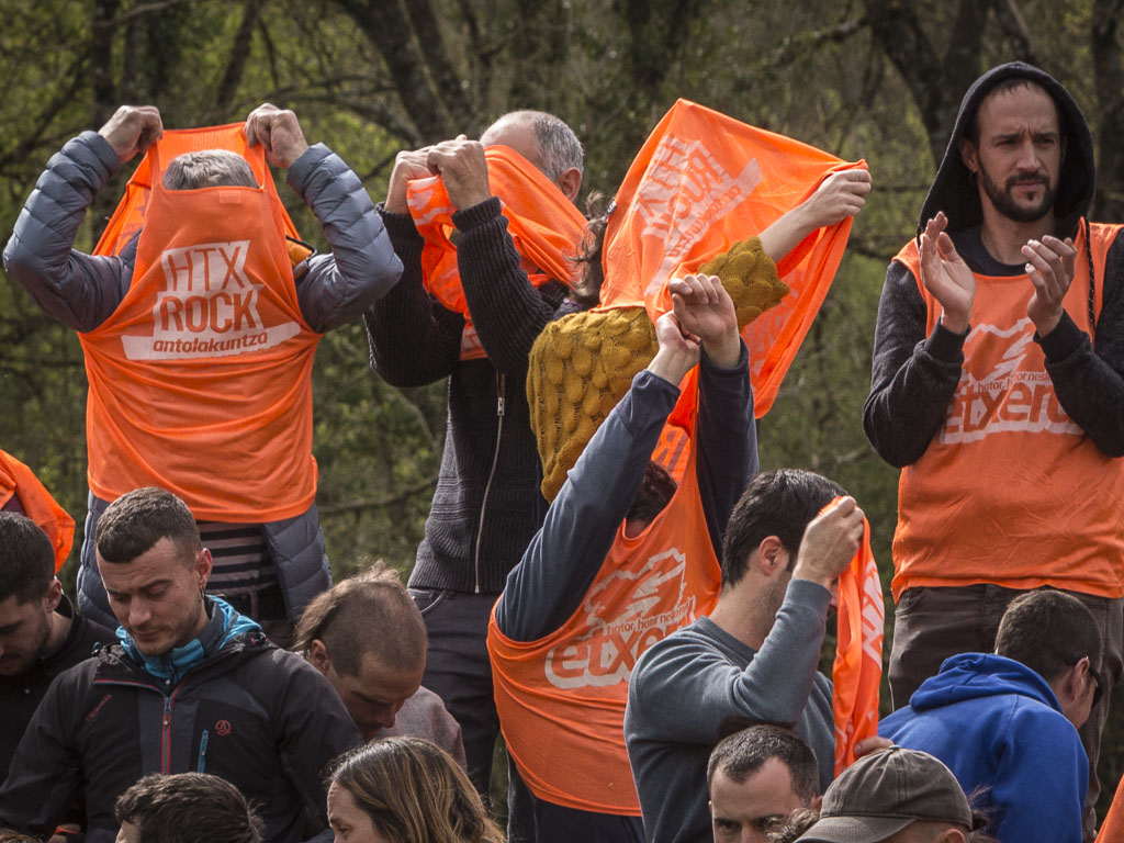 [ARGAZKIAK] #HTX30 Jantzi petoa eta egin txanda!
Auzolanaren herria gara. Auzolanaren indarra gara. 
Hatortxuk erronka jarri dio euskal gizarteari: 7.049 boluntario biltzea agur festarako ekinklik.org/es/ultimas-cob…