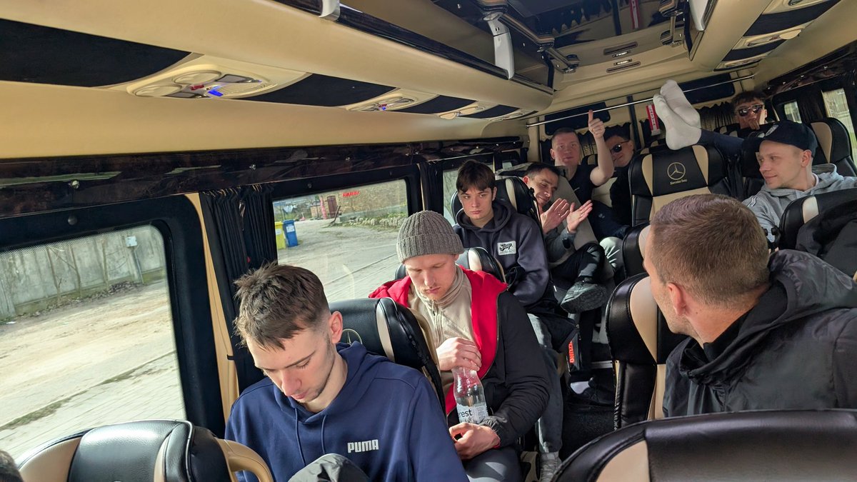 Esam ieradušies Jēkabpilī, lai 16:00 sāktu spēli ar FK Līvānu puišiem