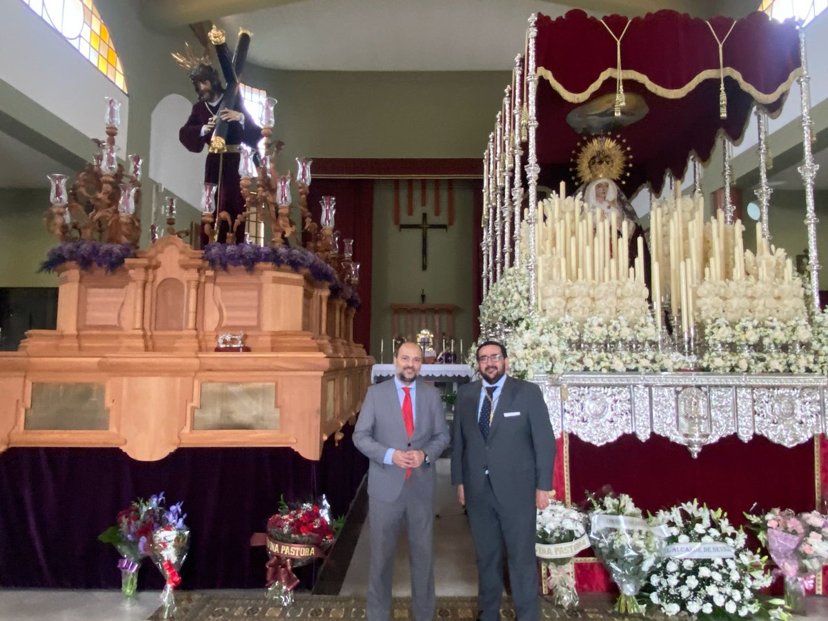 VOX_SevCapital's tweet photo. Como cada #SabadoDePasión visitamos y hacemos entrega de una ofrenda floral a la Hermandad Sacramental Padre Pío @Hdadpadrepio con todo nuestro afecto y cariño. https://t.co/x94Ut0X6IM