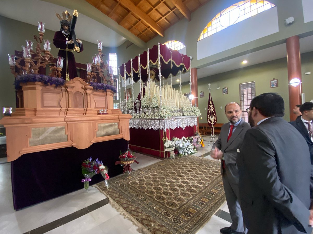 VOX_SevCapital's tweet photo. Como cada #SabadoDePasión visitamos y hacemos entrega de una ofrenda floral a la Hermandad Sacramental Padre Pío @Hdadpadrepio con todo nuestro afecto y cariño. https://t.co/x94Ut0X6IM
