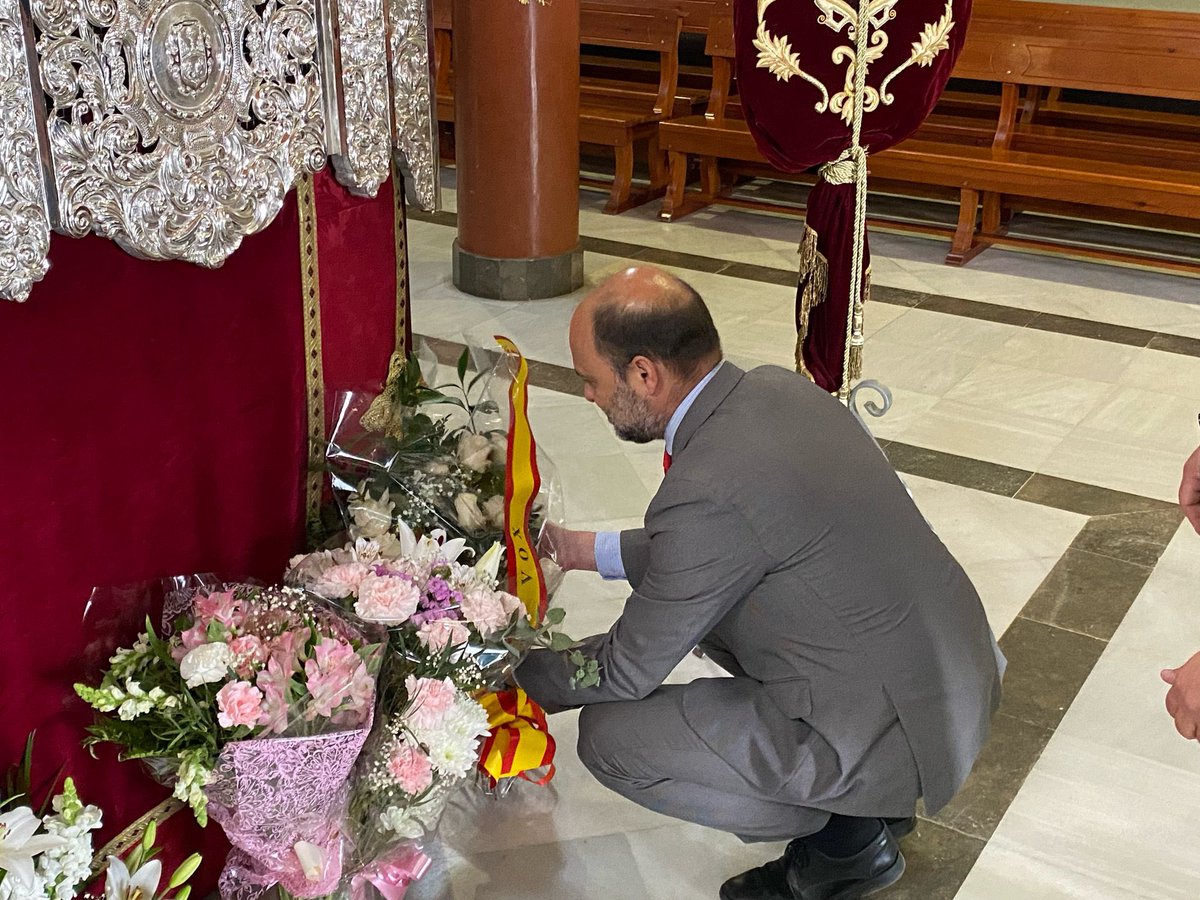 VOX_SevCapital's tweet photo. Como cada #SabadoDePasión visitamos y hacemos entrega de una ofrenda floral a la Hermandad Sacramental Padre Pío @Hdadpadrepio con todo nuestro afecto y cariño. https://t.co/x94Ut0X6IM