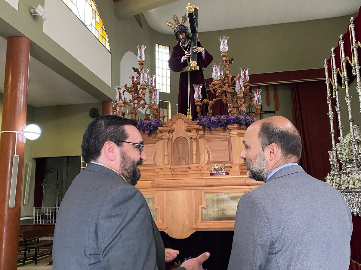 VOX_SevCapital's tweet photo. Como cada #SabadoDePasión visitamos y hacemos entrega de una ofrenda floral a la Hermandad Sacramental Padre Pío @Hdadpadrepio con todo nuestro afecto y cariño. https://t.co/x94Ut0X6IM