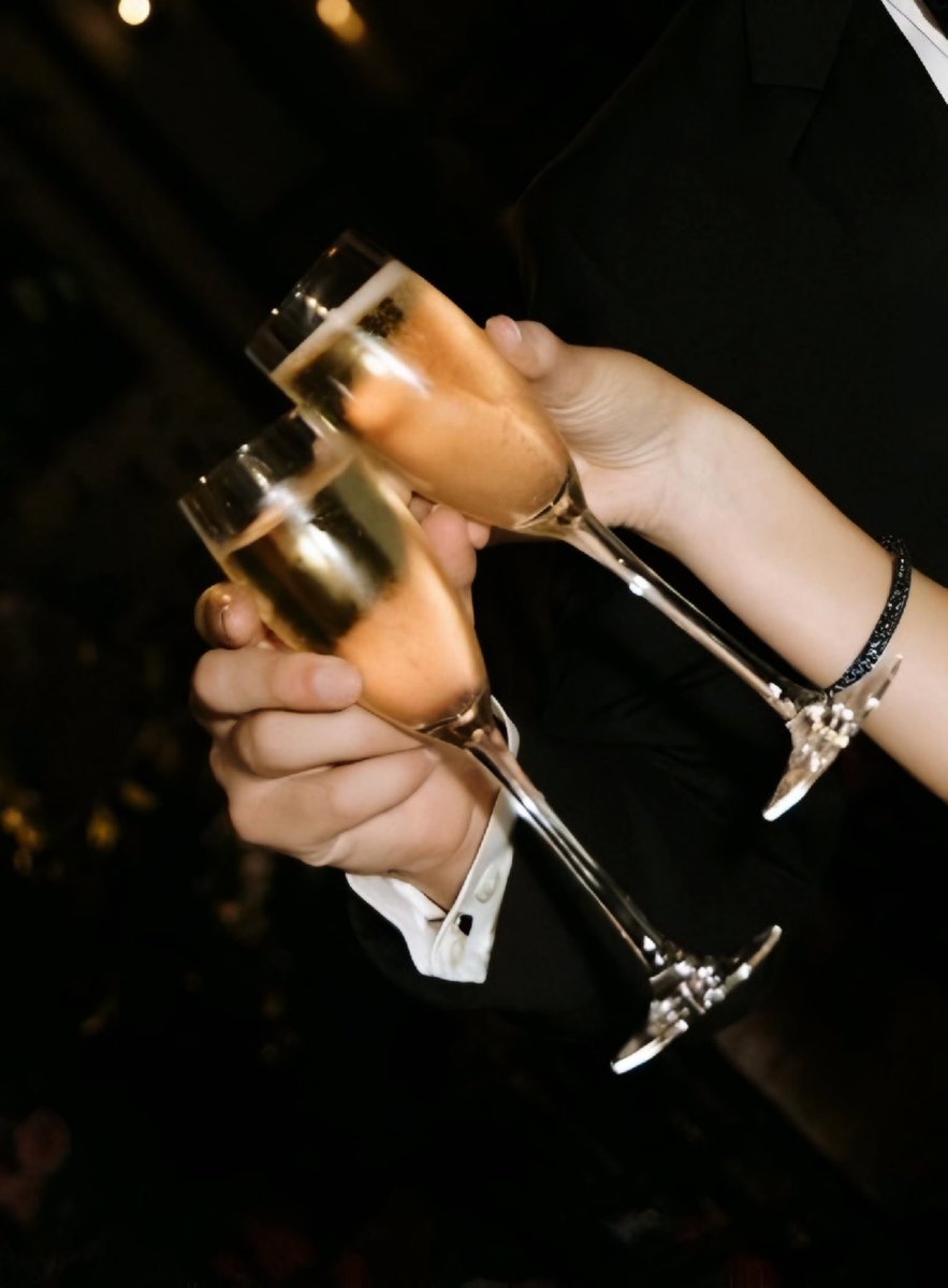 ᅠᅠ
“Enver melepaskan genggaman tangan Jane dan beralih memegang satu gelas wine kemudian mengangkatnya ke atas. 

“So everybody say cheers!” Enver bersulang ke arah Jane dan tersenyum lalu meminum miliknya. 

<a href="/larikselira/">KAISER HAYES (WORK ONLY)</a>

ᅠᅠ