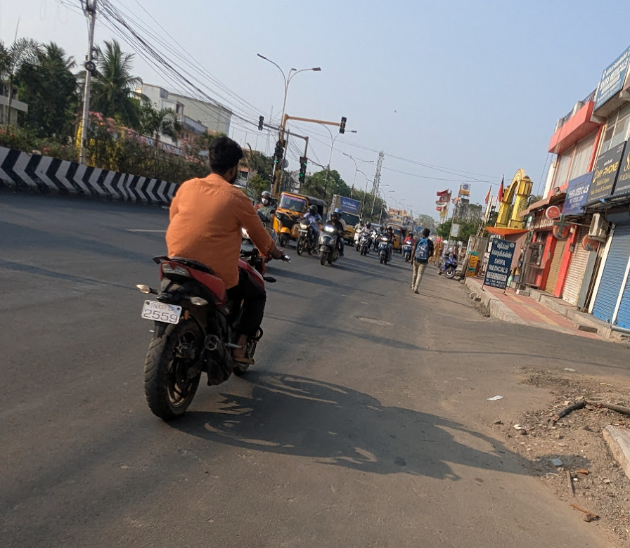 ArchitectSam76's tweet photo. Wrong Side Drive - TN 14 T 7011, TN 07 BX 5861, TN14 AL 8100, 
Wrong Side Drive without Helmet - TN07 CF 2559. 
Traffic Violations #ECR #Kottivakkam #12April @ChennaiTraffic https://t.co/Fgp0UendUV