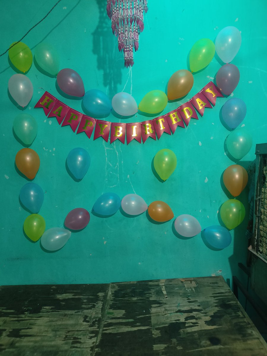 Somdutt995311's tweet image. "ना केक, ना महंगी सजावट...🥺
सिर्फ माँ-बाप की मेहनत और बच्चों की मुस्कान।😊
मिडल क्लास में जज़्बातों से मनता है बर्थडे, सामान से नहीं।💯
ये तस्वीरें सब कुछ कह जाती हैं।"

#MiddleClassLife
#BirthdayWithoutCake
#EmotionalReality
#StrugglesAndSmiles
#RealHappiness
#SimpleCelebration