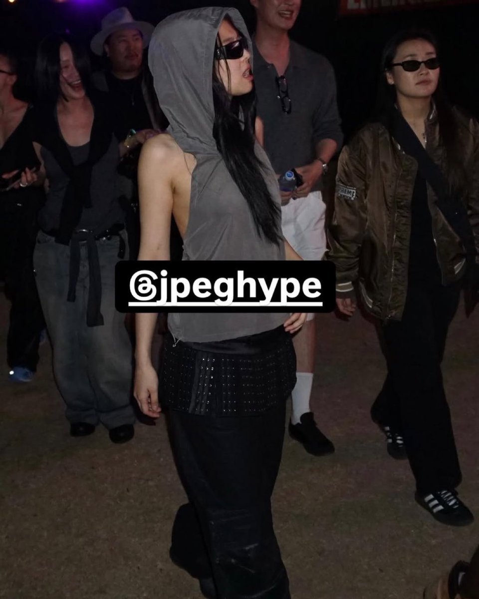 Feruwu16's tweet photo. Diosa nuestra Jennie  #JENCHELLA #JENCHELLA2025 #JENNIE  #Coachella https://t.co/bluXxddsLV