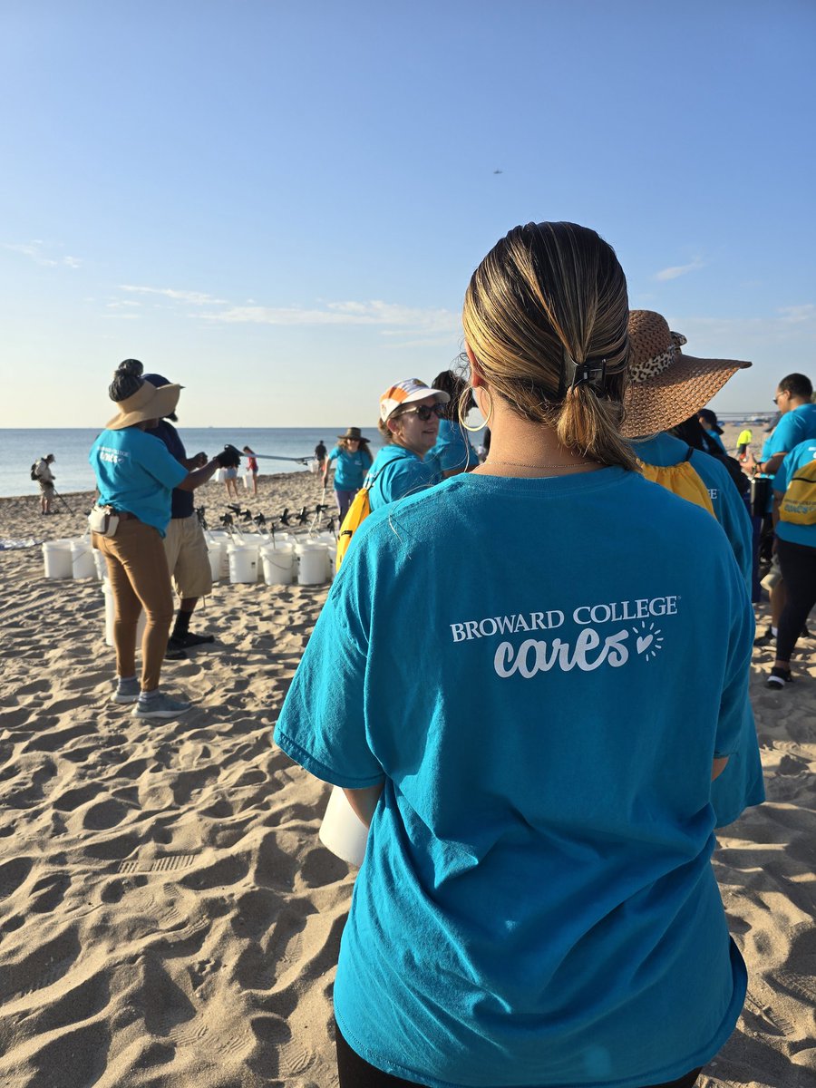 BCMediaRoom's tweet photo. .@BrowardCollege students, faculty and staff take over @FTLCityNews Beach for a #bccares Beach Clean Up!
#bcproud https://t.co/XqDBWcwGSu