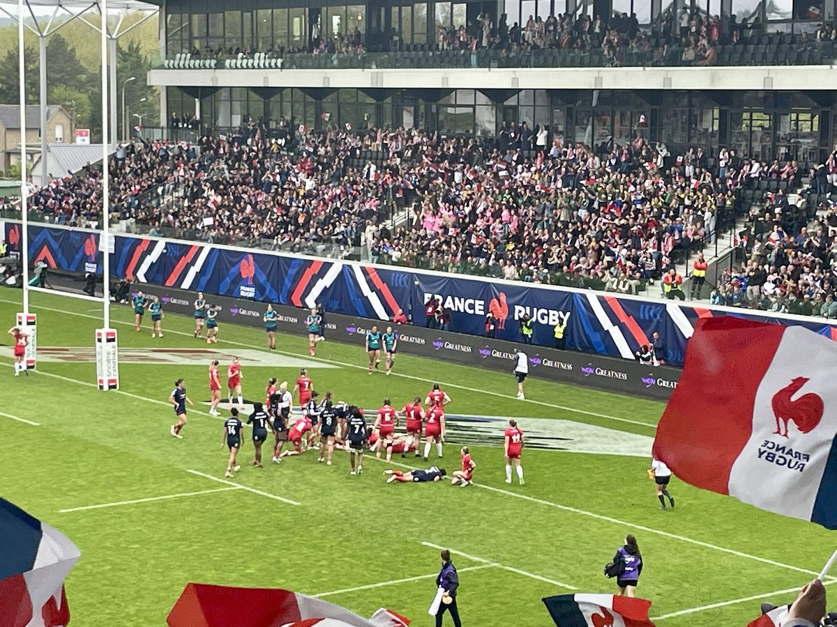 Mi-temps au Stadium. Dans une belle ambiance, les Bleues mènent 21-12 (3 essais à 2), mais les Galloises s’accrochent.