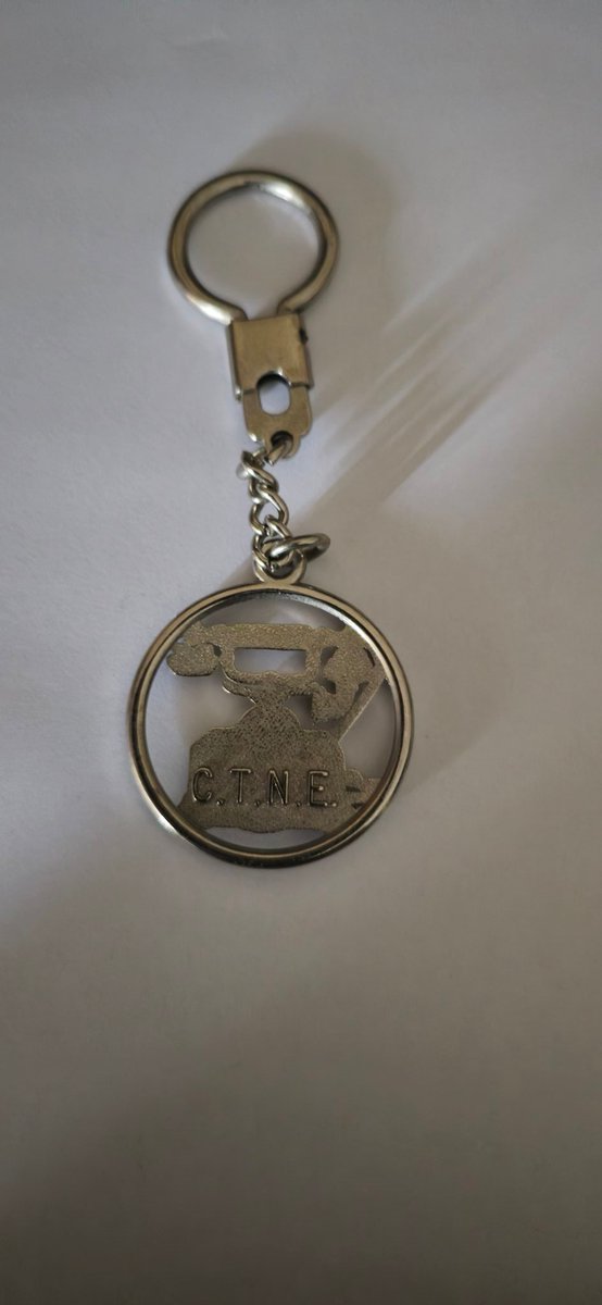 Incorporación de hoy a mi colección. Llavero de <a href="/Telefonica/">Telefónica</a> años 70.
Quizá alguno de los amigos de <a href="/historiatelefon/">Historia Telefonía</a> pueda decirnos algo más.<a href="/EmilioBorque/">Emilio Borque</a> <a href="/emirodmen/">Emilio Rodriguez</a>