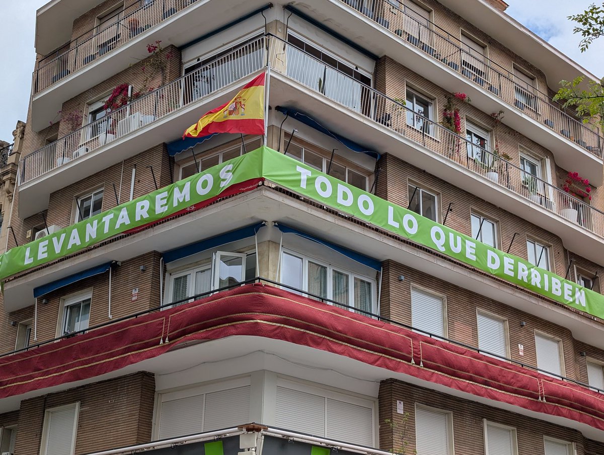 javicasina's tweet photo. ¡LEVANTAREMOS TODO LO QUE DERRIBEN!

Ya está engalanada nuestra sede provincial. https://t.co/fFbzPilPh1