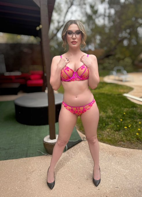 Sydney Paige *Vegas 10/27-10/31* - 1 pic. You guys calm down lol. I just like to troll back. 😂 Happy Saturday! https://t.co/qv8BOwexvx