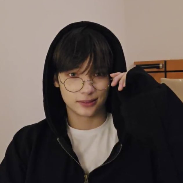 translatingTXT's tweet photo. 🐧 i need to find glasses that suit me well
🐧 i don’t mind rimmed glasses
🐧 it’s fascinating because people say you look older with glasses but i feel like i look younger right now https://t.co/C0rSaU8V7N