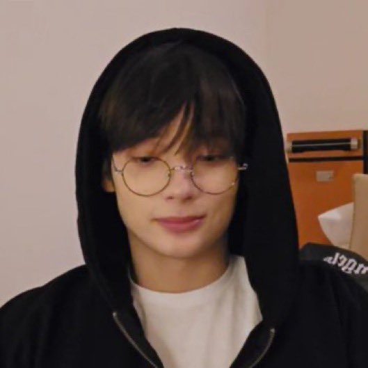 translatingTXT's tweet photo. 🐧 i need to find glasses that suit me well
🐧 i don’t mind rimmed glasses
🐧 it’s fascinating because people say you look older with glasses but i feel like i look younger right now https://t.co/C0rSaU8V7N